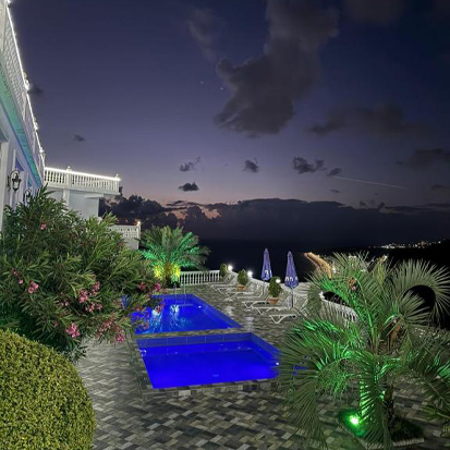 Рисованная иллюстрация студенты сидят напротив учителей гештальт-терапии, а на заднем фоне силуэт головы, верхняя часть которой состоит из кусочков пазла, где некоторых частей нехватает